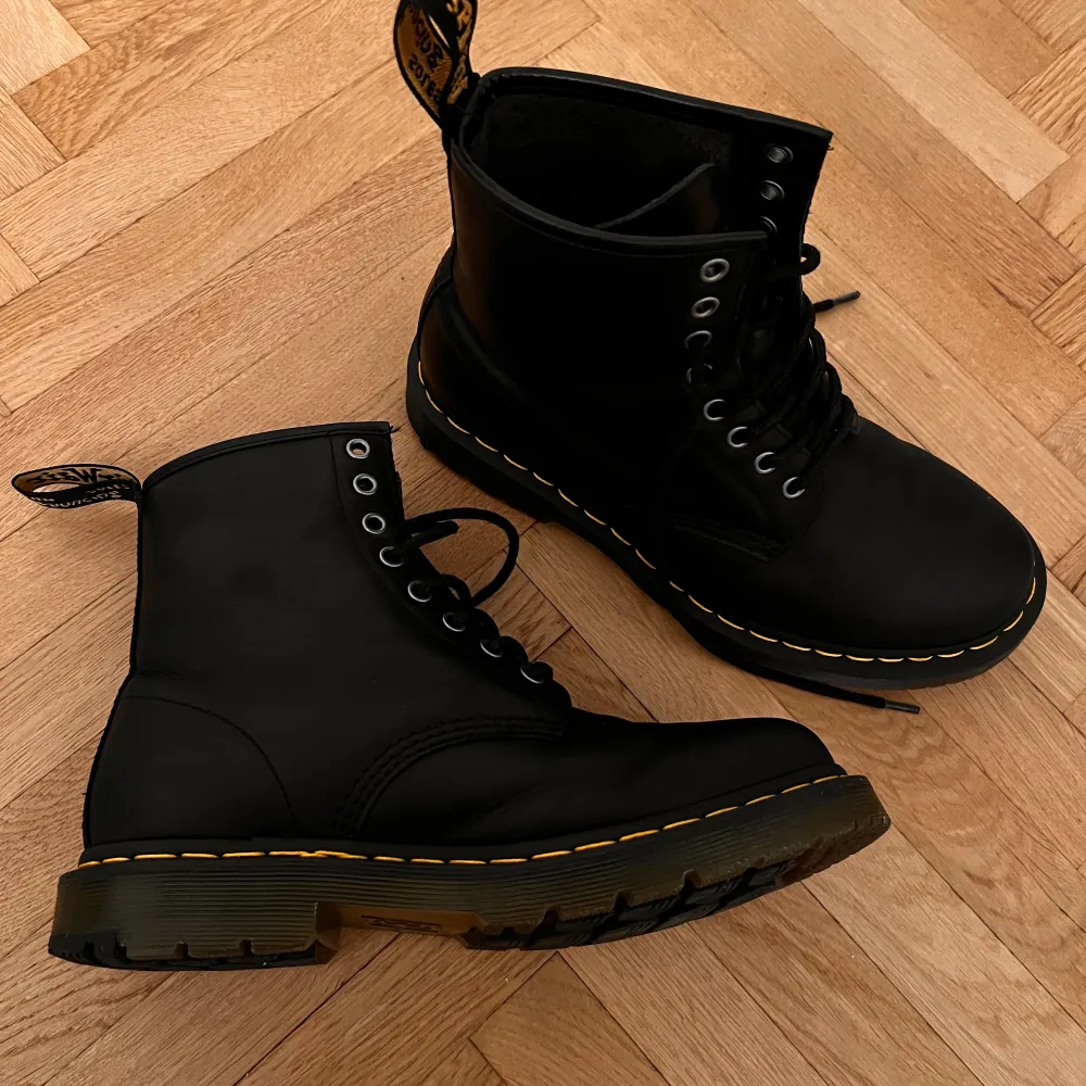 Dr Martens boots. Size: 41 (I wear size 41.5 -42 in other shoes and this fits perfect) Haven’t used them much, they are in great condition. They have thin felt coating inside, works perfect in winter as well.. Skor.