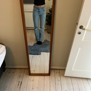 Zara midrise jeans  - Snygga ljusblå midrise jeans från Zara. Jeansen är i gott skick i storlek 40 men sitter bra på mig som vanligtvis har 36/38 i jeans. Skriv för fler bilder!❤️