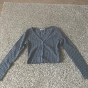 Blå långärmad topp i srl S - Topp från Pull&bear i nyskick, ej använt många gånger