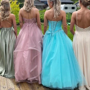 Blå balklänning - Säljer min balklänning, passar mig i längden som är 166. Underkjol och väska ingår om man vill. Passar alla storlekar då den har korsett så man kan dra åt så hårt man vill 💙🤍