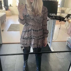 Zara klänning - Världens finaste klänning från zara som jag tyvärr måste sälja då den är för kort. I storlek s. Förkort på mig som är 175