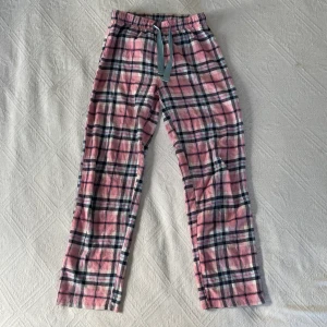 Mjukisbyxor - Säljer nu dessa mjukisbyxor typ vet inte riktigt va de är för sorts byxor. Men dom har en liten fläck på som man ser på andra bilden, men dom är för korta på mig och de är därför ja säljer dom💗