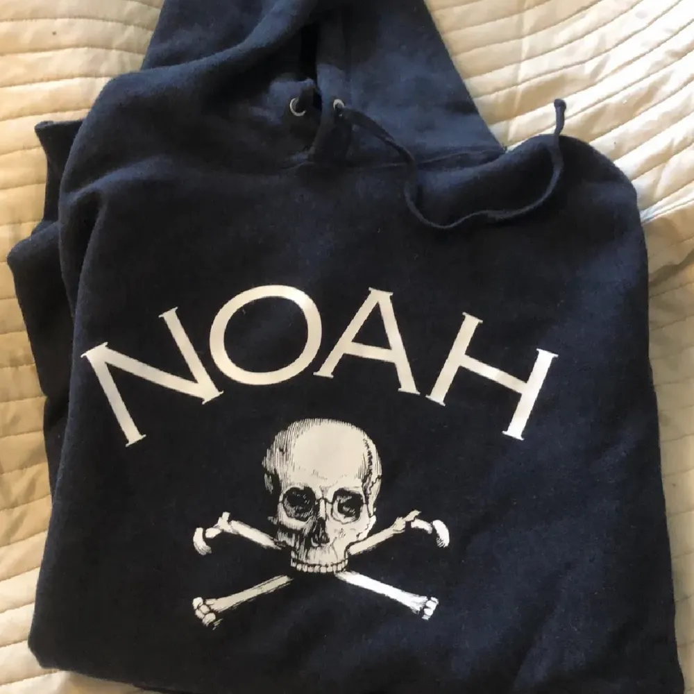 Snygg, helt oanvänd hoodie i märket Noah. Köpt för 1300. Lapp finns kvar. . Tröjor & Koftor.