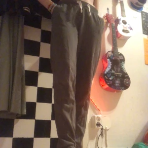 Gröna mjukisbyxor - Ett par gröna mjukis byxor  Bekväma Har en liten gul fläck men annars i bra skick  Säljs pga använder inte  Ordinarie pris 299k