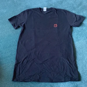 tshirt  - louis tomlinson tshirt! bra skick! köparen står för frakten!