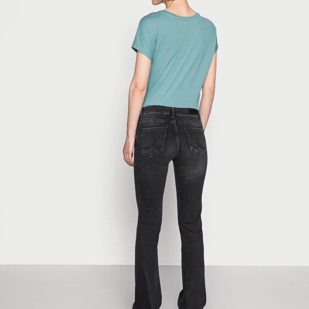 Säljer dessa mörkgrå ltb jeans! Köpta för ett år sen men har knappt använt dom. Skriv privat för fler bilder❤️nypris 829kr. Jeans & Byxor.