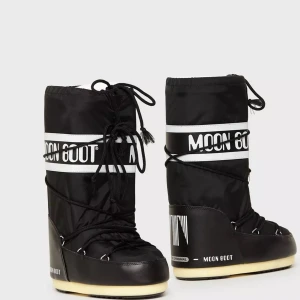 Höga moonboots  - Säljer ett par fina moonboots som är i nyskick. Köpte dom för ett år sedan.💗