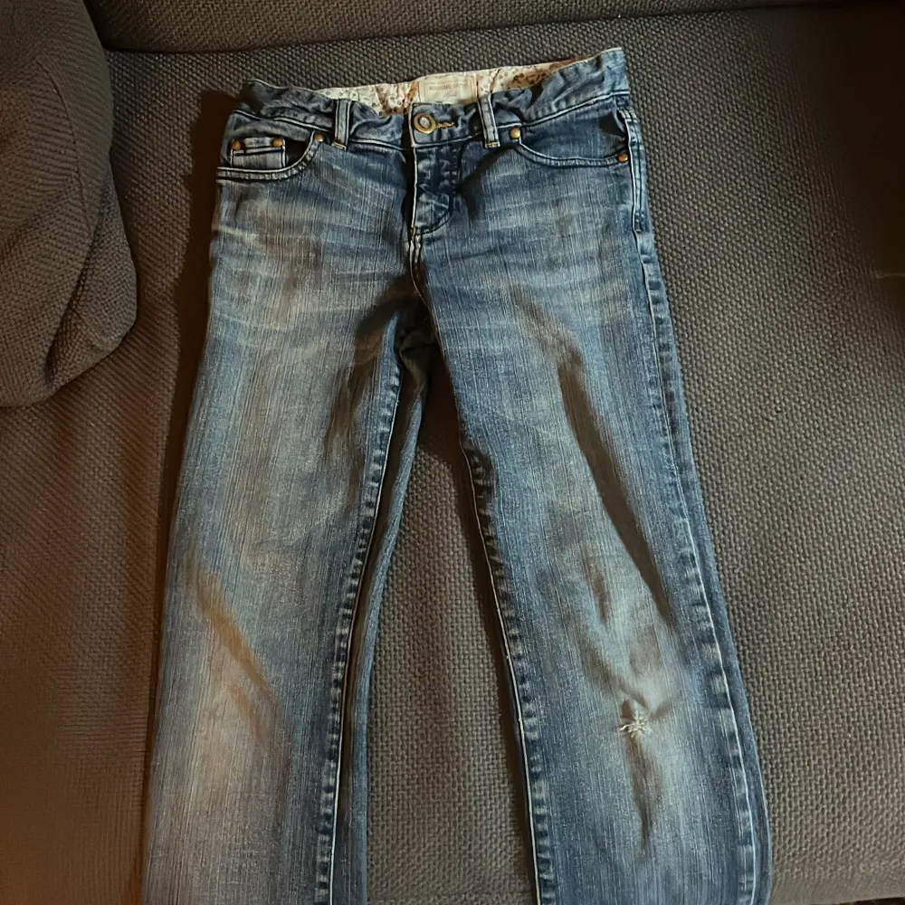 Lågmidjade jeans från Massimo dutti👍 den är lite trasig där nere men är fortfarande i bra skick. Är ganska andvänd💕 Köpt för 500kr och vill ha sälja för runt 200, priset kan diskuteras😽. Jeans & Byxor.