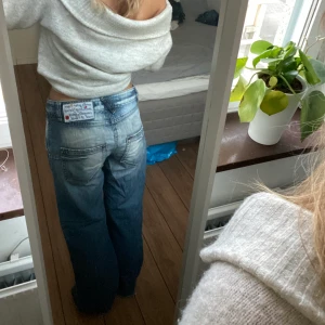 Lågmidjade jeans - Säljer dessa snygga Lågmidjade jeans som tyvärr var för stora. Skulle säga att de passar XS- stor S beroende på hur man vill att de ska sitta (jag är vanligtvis xxs). De är lite slitna längs ned. Har ni frågor så är det bara att höra av sig🫶🏻🫶🏻🫶🏻