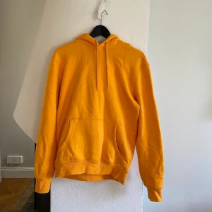 Gull Hoodie h&m strl S - Gul hoodie från H&M i storlek s. Sitter true to size! Inga skador eller noppror på plagget! 