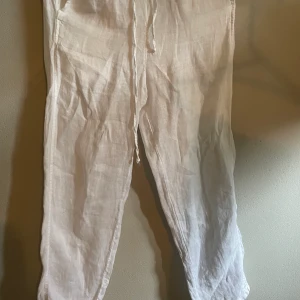 Linne byxor Chelsea  - Dessa Chelsea linne byxor har jag bara använt en gång, dom är äkta. Jag köpte dom för 550kr på zalando men säljer dom för 700kr. Dom är vita och väldigt genomskinliga.
