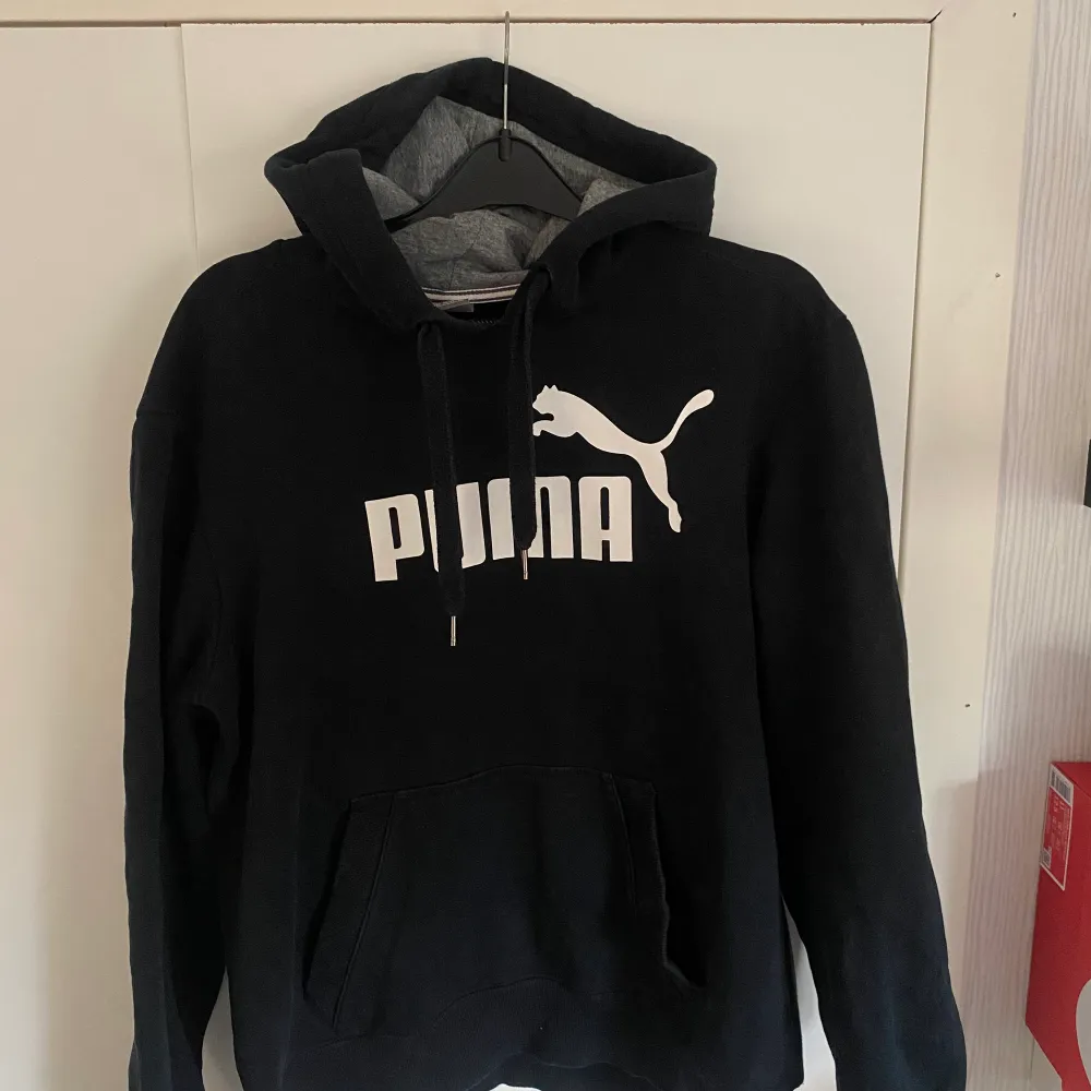 Puma hoodie i storlek M i bra skick. Om du har några frågor är de bara att ställa de i dm🙂. Tröjor & Koftor.