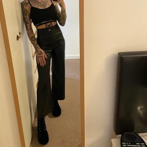 Puläder byxor zara - Skitsnygga bekväma o stretchiga byxor i pu läder från zara i Size 34 men passar även mig som är 36a. Är 163cm för referens.