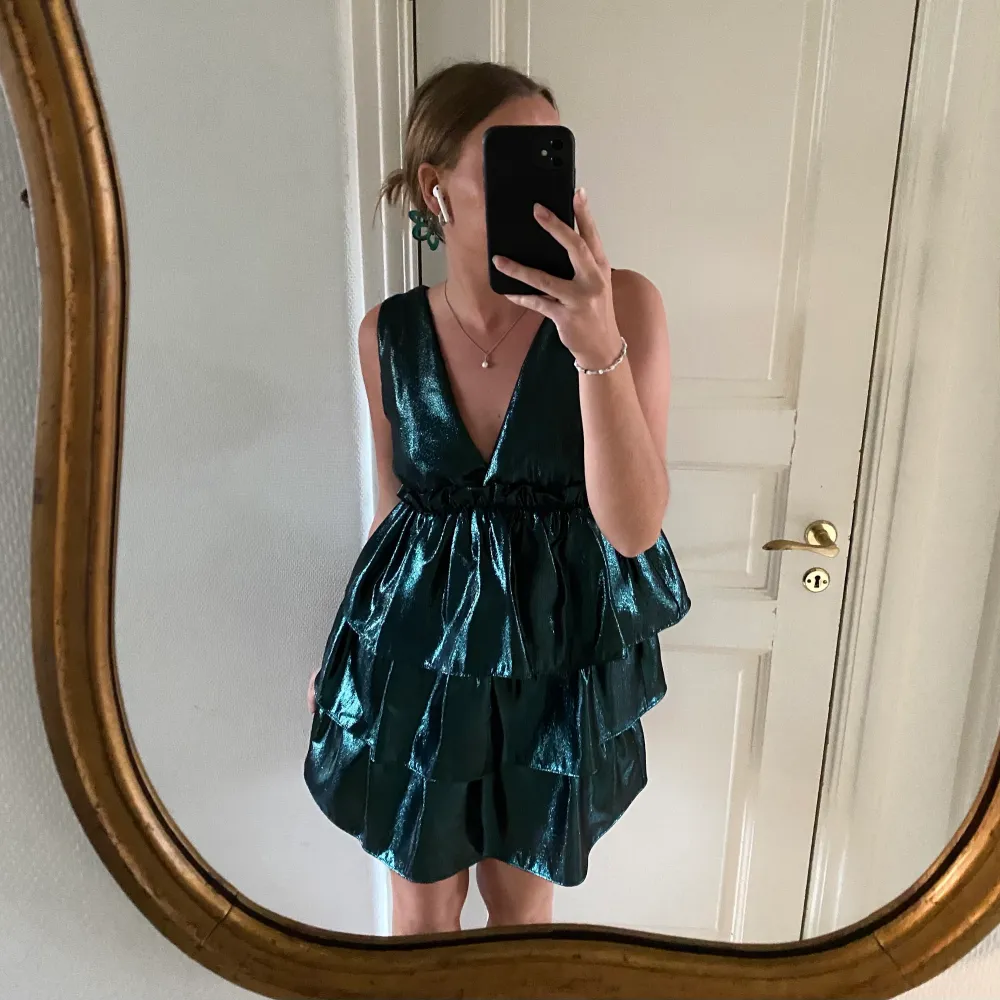 En glansig/glittrig, grön volangklänning från zara. Inköpt 2020 för cirka 500. I nyskick med prislapp kvar. Aldrig använd eftersom den är lite liten för mig, är vanligtvis storlek s/m,  💛. Klänningar.