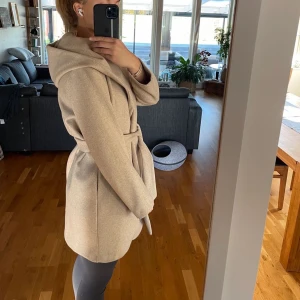 Kappa zara  - Säljer min beiga kappa med luva från Zara. Samma som den på bilden (ej min bild)  Kappan är i L eller XL men mer som S/M och man får plats med en lite tjockare tröja under!  Kan mötas i malmö eller skicka mot frakt! 