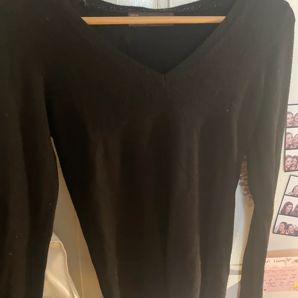 Så fin svart v-ringad tröja från zara som passar till allt, perfekt basplagg. Jättefint skick, skriv privat för fler bilder. Kan mötas upp i Uppsala annars står köpare för frakt💗💗. Tröjor & Koftor.