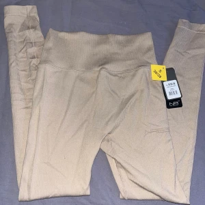 Beiga tränings byxor å träning shorts   - Matchande tränings byxor och träning shorts. Jätte sköna å fina. 50 för shortsen och 70 för Byxorna 