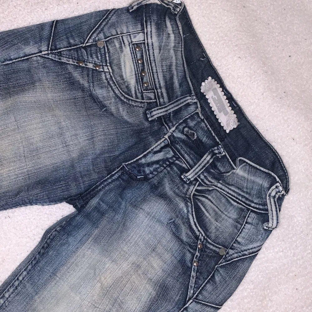 Säljer dessa lågmidjade jeans, skriv gärna om ni undrar något💓💓. Jeans & Byxor.