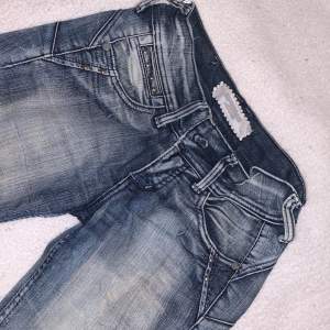 Säljer dessa lågmidjade jeans, skriv gärna om ni undrar något💓💓