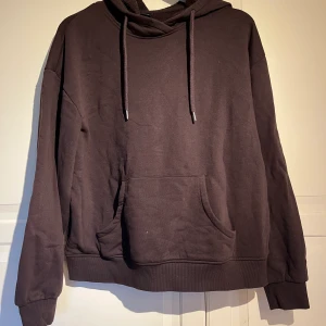 Hoodie från Lindex - Använd endast 2 gånger!! Säljer pga att den inte passar mig i passformen Pris: 45kr + frakt