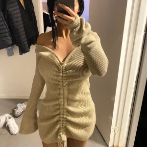 Stickad klänning  - Aldrig använd klänning från PLT