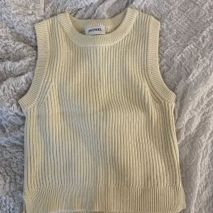 Stickad väst från Monki  - Jättefin beige/vit stickad väst från Monki. Skönt material. Stretchig. Aldrig använd
