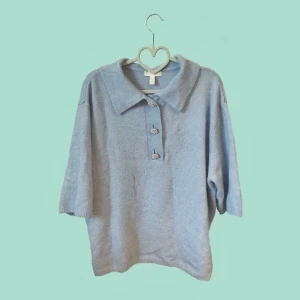 Blå stickad tröja med krage - Säljer denna jättefina tröja från hm. Storlek S men är lite oversized.