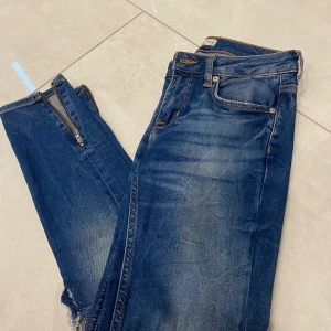 Två sorters byxor, 300kr styck  - Vid mer info kontakta mig 