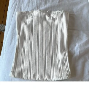 Vit bandeaua top - fin vit topp från monki, kommer ej till användning 💓 längst uppe är de ett tajt ”band” så den ej ska trilla ner 💓