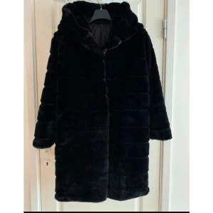 MADLADY pälsjacka  - Köpte den men har använt den vid ett tillfälle bara. Den har bara hängt i garderoben sen dess. Otroligt mjuk! Och over size luva! Den är jätte varm så det är en vinterjacka. Två fickor.