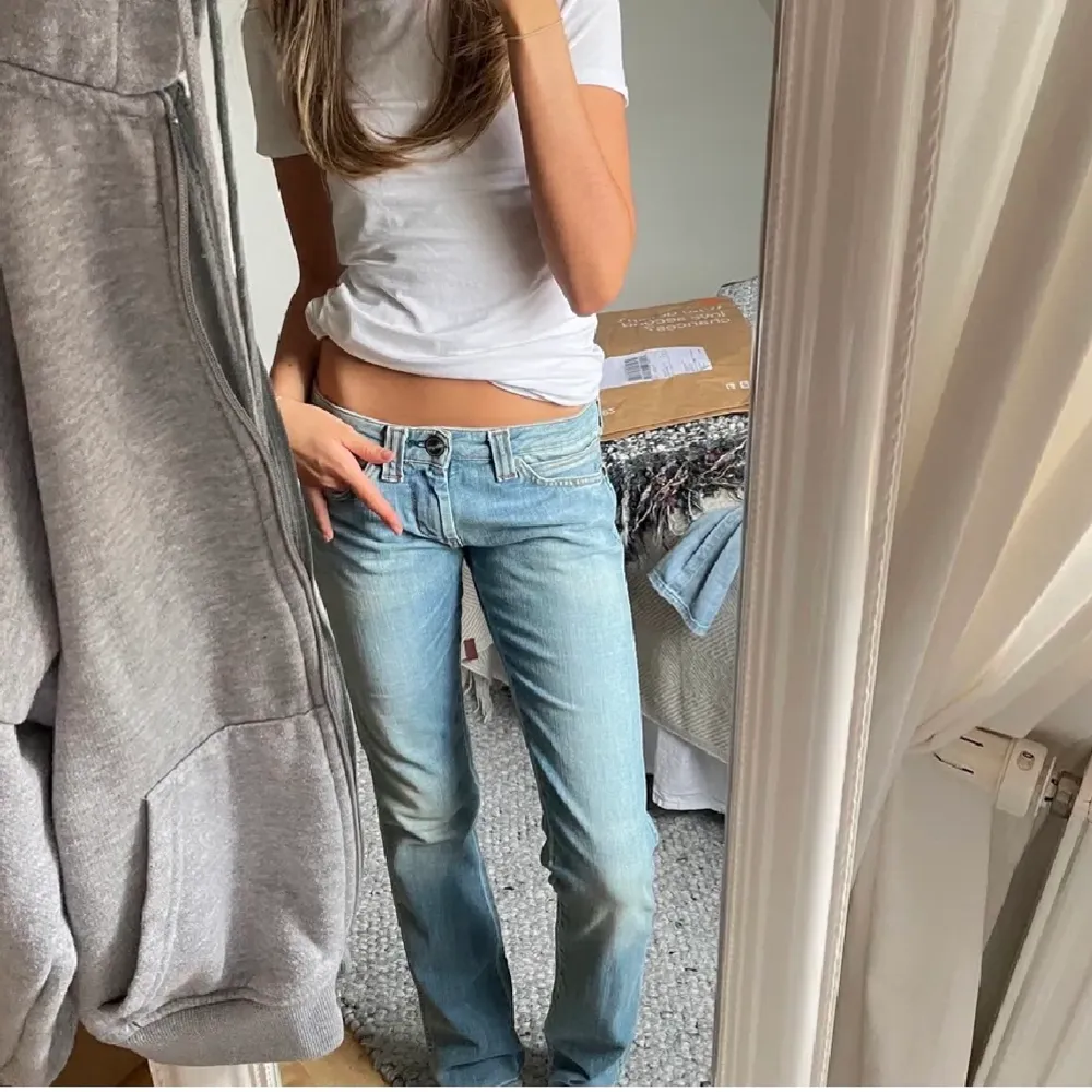 Fina jeans från Wrangler w27 l32. Om det finns några frågor är det bara att skriva!!  Bud från 300 kr eller köp direkt för 450kr🫶🏼. Jeans & Byxor.