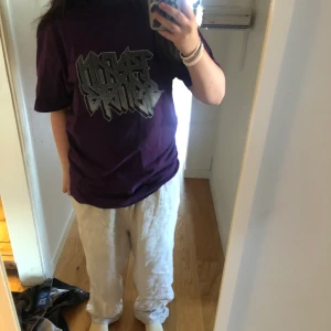 tshirt  - säljer denna tröja som jag köpte från patches&pins i somras, använd kanske 3 gånger. hör av er vid intresse eller frågor 