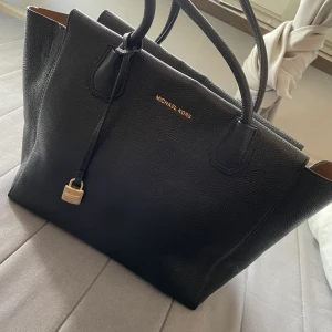 Michael Kors Mercer  - Beställd från johnells för några år sedan.  Använd fåtal gånger och är i super fint skick!