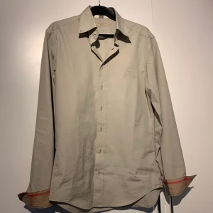 Burberry skjorta  - Burberry skjorta i Small Väldigt fint skick, nästintill ny Inga fläckar, med klassiska mönstret vid armarn. Hör av er vid frågor!