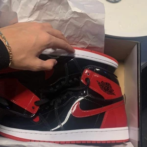Jordan 1 patent bred  - Storklek 42 eu Använda en gång  Hang tag medföljer och laces   Kan fraktas Pris kan diskuteras vid snabb affär  fler bilder kan ges vid seriös köpare 