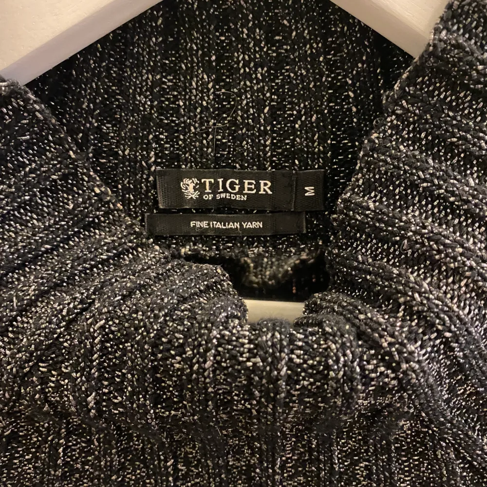 Assnygg glittrig stickad tröja från Tiger of Sweden, andvänd 3 gånger. Stickat.