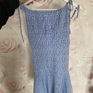 Blå klänning  - Super fin blommig klänning som inte kommer till användning, testat en gång men inget för mig. Kan knytas på olika sätt då banden är mycket flexibla