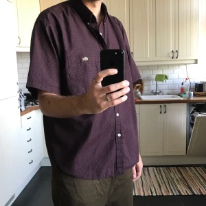 Vintage Lacoste kortärmad skjorta - Perfekt fit, bred men inte så lång. Smårandig Lacoste-skjorta, vintage. 