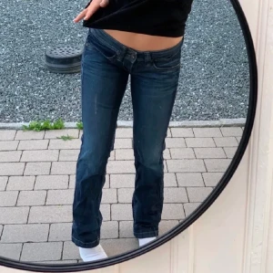 Lowwaist jeans  - Säljer mina superfina lågmidjade jeans som är köpta på relow, original märke är pepe jeans, dessa är straight leg och sitter perfekt på mig som är 164 lång. Måtten är 40 cm tvärs över midjan och 66 i innerbenslängden.💖💕