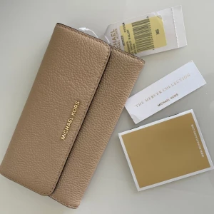 Michael kors plånbok  - Michael kors plånbok  Ny, alla lappar kvar  Läder  Nypris 1300kr