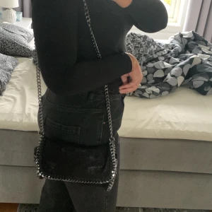 Snygg väska!!  - Säljer denna skit snygga väskan råkade köpa två när jag köpte och därför säljer jag min ena. 💕 Väskan är svart med en glitter skimrande utsida och sedan ett snyggt mörk grått metall band som följer runt hela väskan💞💞 ny pris 300 säljer för 150💕💕