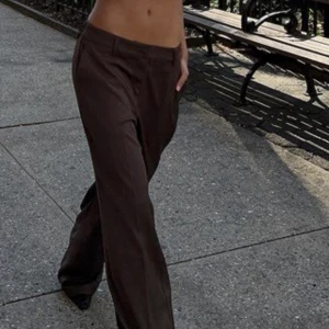 Kostymbrallor  - Aldrig använda kostymbrallor från NA-KD, otroligt fina och sitter perfekt!!! 