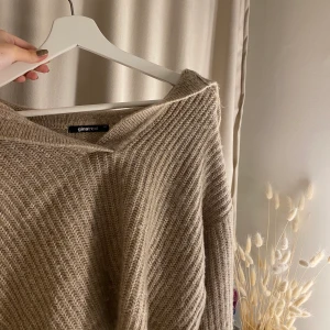 Stickad tröja - Säljer denna stickade tröja från Gina som inte kommer till så mycket användning. Skriv om frågor❤️