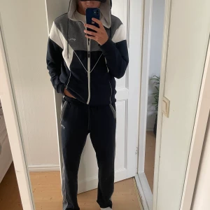 Hugo Boss dress 9/10 - En mörk blå Hugo boss dress som endast används 2 gånger. Köpt för 3400. Haft den i 3 månader och bara legat i garderoben så tänkte det var dags och sälja det