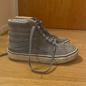 Grå vans - Säljer mina grå Vans i storlek 38. Använda Max 5 gånger och i så fint skick 💕