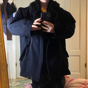 Vinterjacka från Monki  - Väldigt mysig jacka i marinblått från Monki Strlk S men stor i storlek så Medium fungerar prima! Mjuk och bekväm i tyget!💙