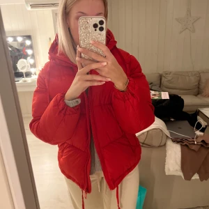 Röd puffer jacka - Lägger upp en ny annons pga av oseriösa köpare ! Men säljer min röda pufferjacka från hm , använd fåtal gånger ! Jag står för frakt !