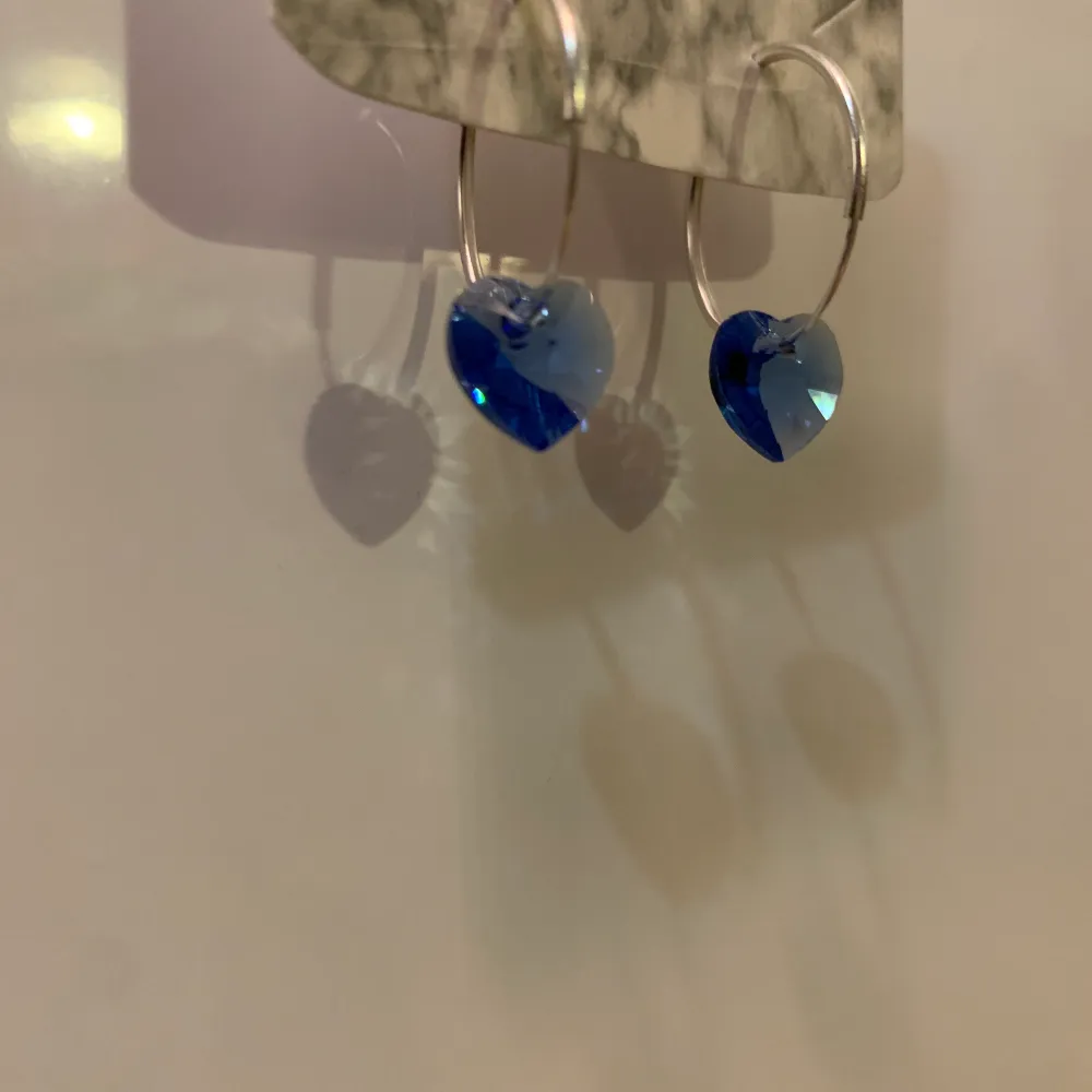 Detta är äkta Swarowski-kristall örhängen som är helt nya (Jag gör de själv). De är även i äkta sterling silver 925. Köparen står för frakt. Accessoarer.