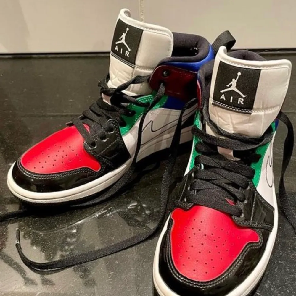 Skor, stl. 38, Dam Air Jordan 1 mid (wmn) i färgen ”black white mulitcolour”. Använda väldigt få gånger och är i jättefint skick! Inga creases eller andra skador. Crease skydd ingår om så önskas. Släpptes 3:e oktober 2020, värde idag (nya): 1800kr. . Skor.