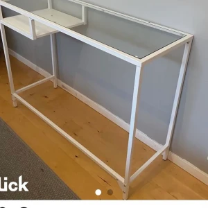 Ikea skrivbord - Ett skrivbord som inte kommer till användning. Det är i glas och är felfritt. Bilden kommer från min gamla plick sida💞